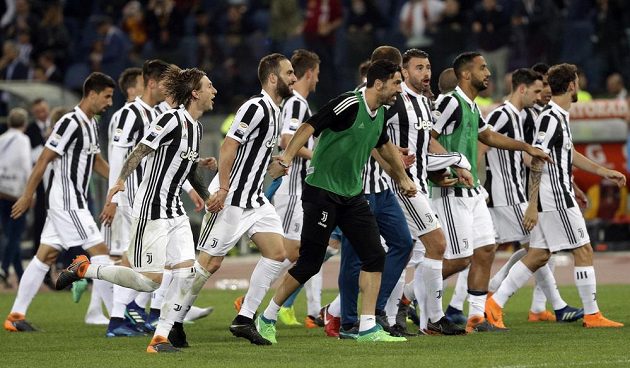 Fotbalisté Juventusu Turín slaví posedmé za sebou mistrovský titul v italské lize. Stačila jim k němu remíza s AS Řím.