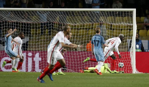 Tiemoue Bakayoko z Monaka naskočil na Lemarův centr a hlavičkou vstřelil třetí gól knížeckého klubu.