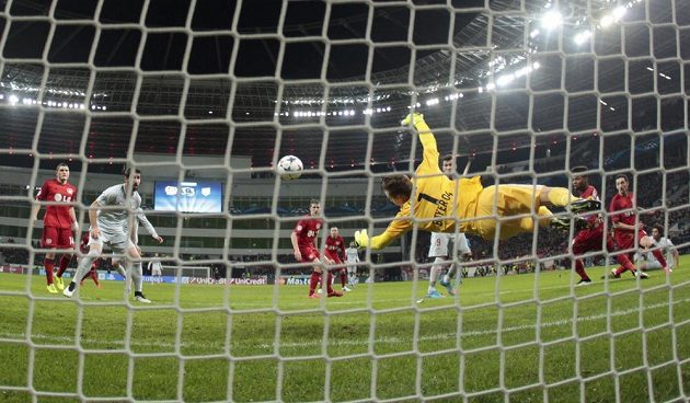 Gólman Leverkusenu Bernd Leno (vpravo) při zákroku v osmifinále Ligy mistrů proti Atlétiku.