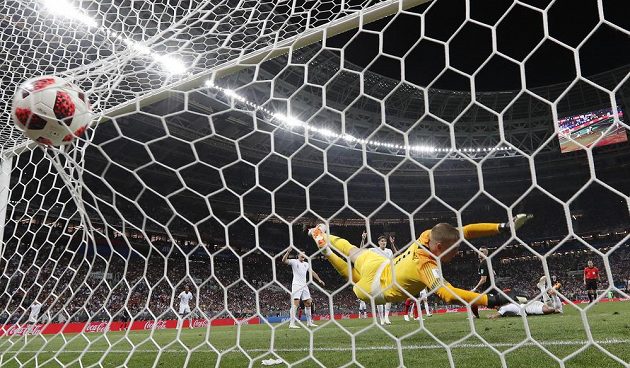 Brankář Anglie Jordan Pickford nedosáhl na střelu Ivana Perišiče a Chorvaté srovnali na 1:1.