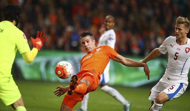 Nizozemec Robin van Persie překonává Petra Čecha v kvalifikačním utkání v Amsterdamu. Vpravo je Václav Procházka.
