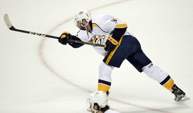 Austin Watson z Nashvillu střílí třetí gól do prázdné branky v pátém utkání finále Západní konference NHL.