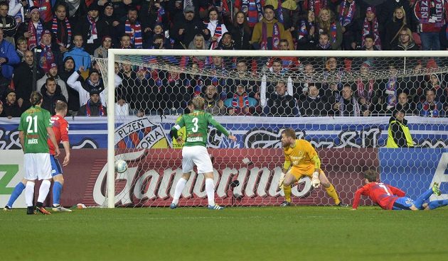 Tomáš Hořava (vpravo ležící) z Plzně vstřelil první branku utkání s Jabloncem.