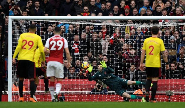 Gólman Arsenalu Petr Čech chytá pokutový kop útočníka Watfordu Troye Deeneyho.