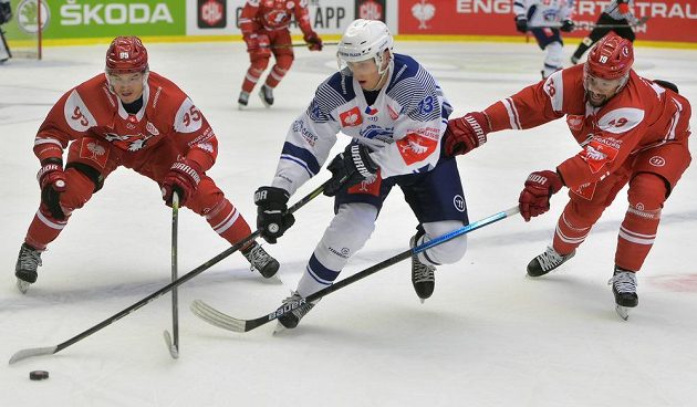 Uprostřed Matěj Kolda z Plzně a hráči Lausanne Tyler Moy (vlevo) a Josh Jooris (vpravo).