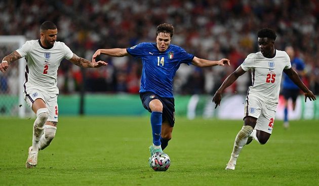 Ital Federico Chiesa proniká mezi Angličany, vlevo Kyle Walker, vpravo Bukayo Saka.