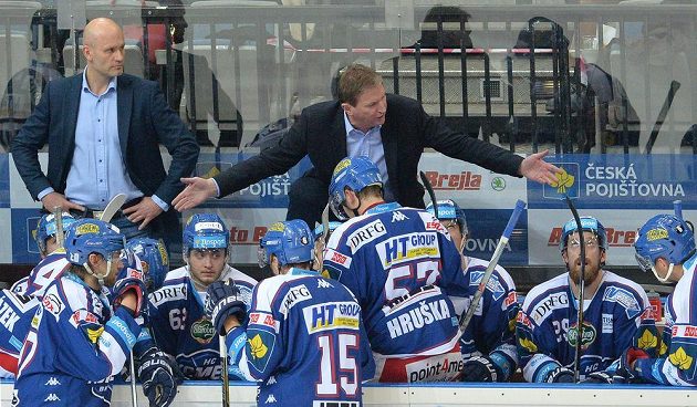 Trenér Komety Brno Alois Hadamczik (uprostřed) mezi svými svěřenci na střídačce při utkání v Praze.