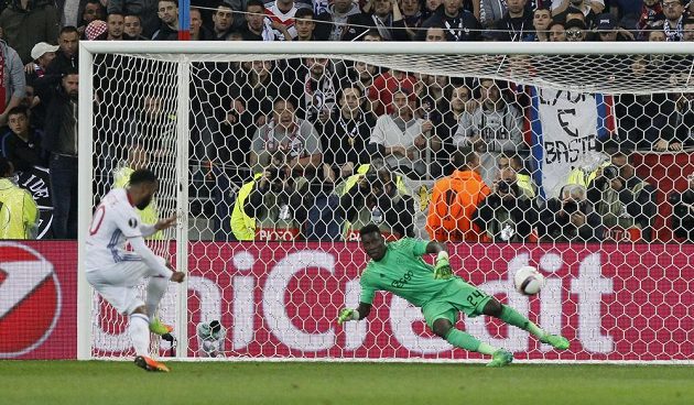 Lyonský Alexandre Lacazette proměňuje penaltu v odvetě semifinále Evropské ligy.