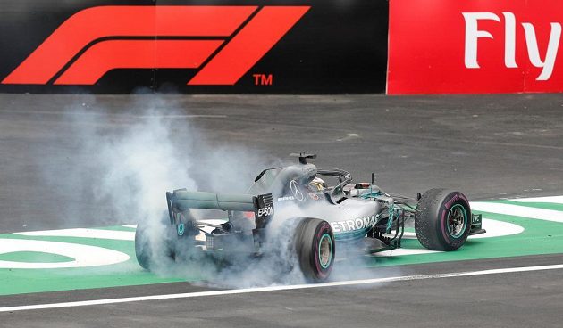 Lewis Hamilton oslavuje svým oblíbeným manévrem pátý titul mistra světa v kariéře.