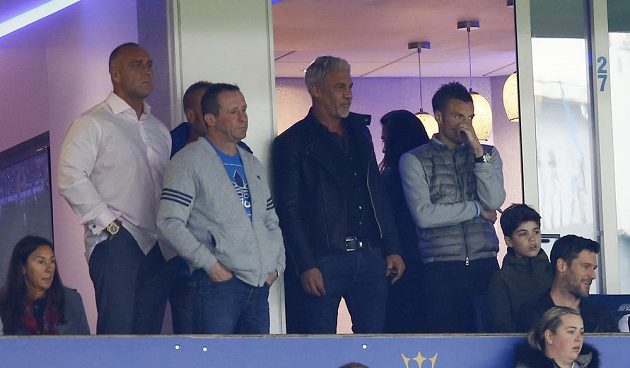 Útočník Jamie Vardy sleduje utkání Leicesteru proti Swansea pouze na tribuně.
