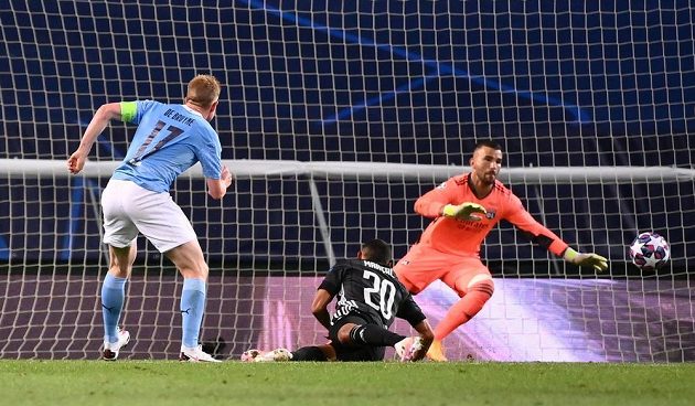 Kevin De Bruyne z Manchesteru City střílí vyrovnávací gól proti Lyonu v čtvrtfinále Ligy mistrů.