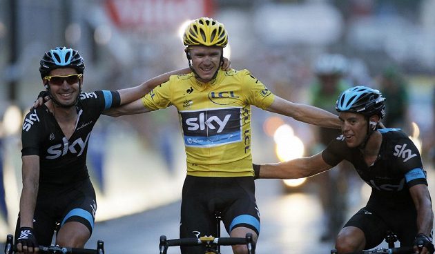 Jezdci týmu Sky dojíždějí do cíle poslední 21. etapy cyklistické Tour de France. Uprostřed je celkový vítěz Christopher Froome.