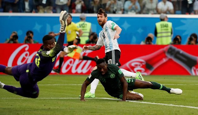 Argentinec Lionel Messi (10) otevřel skóre. Nigerijský brankář Francis Uzoho se natahoval po míči marně stejně jako Kenneth Omeruo (22).