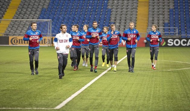 Čeští reprezentanti během předzápasového tréninku v Kazachstánu.