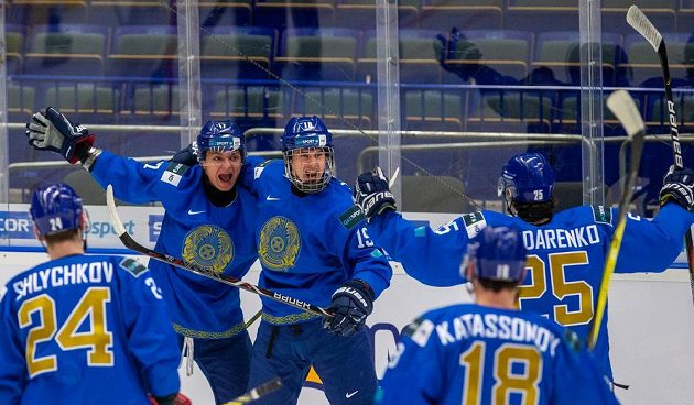 Hokejisté Kazachstánu slaví gól proti Němcům. Zleva Vladimir Šlyčkov, Vladislav Sajko, Stanislav Alexandrov, Timofej Katasonov a Konstantin Bondarenko.