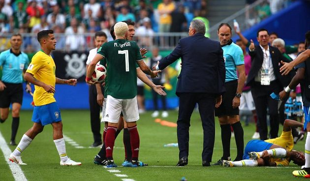 Po šlápnutí na Neymara (vpravo dole) se strhla menší potyčka. Po odpískání mexický hráč Layún šlápl na Neymarův kotník.