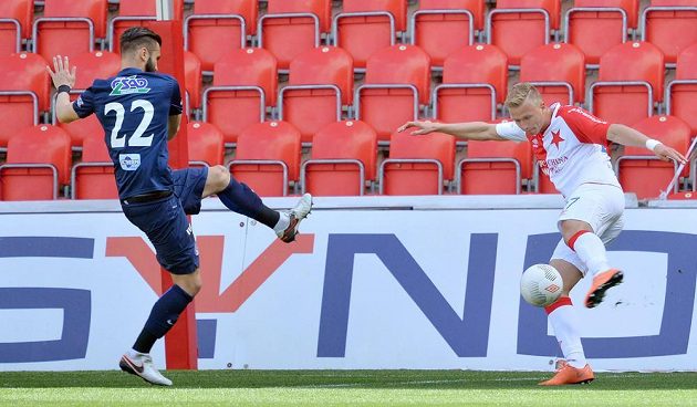Antonín Barák ze Slavie (vpravo) střílí gól. Vlevo je obránce Slovácka Tomáš Košút.