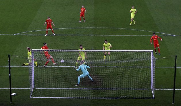 Velšan Gareth Bale druhý zleva ve velké šanci proti české reprezentaci v kvalifikaci MS.