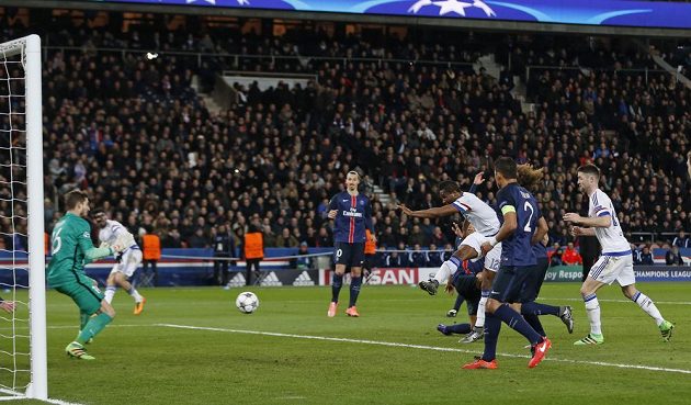Záložník Chelsea John Obi Mikel (č. 12) střílí gól na hřišti Paris St. Germain v úvodním osmifinálovém utkání Ligy mistrů.