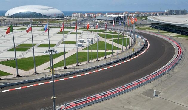 Trať okruhu pro F1 se v Soči vine mezi sportovišti zimní olympiády. Vlevo vzadu hokejová aréna Balšoj, vpravo rychlobruslařský stadión Adler.