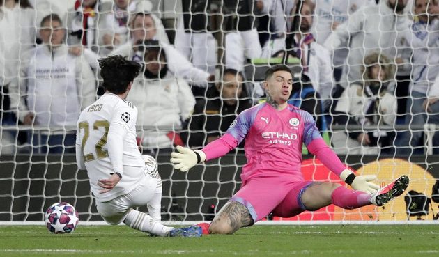 Isco z Realu Madrid překonává brankáře Edersona z Manchesteru City v úvodním osmifinále Ligy mistrů.