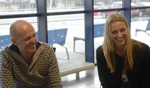 Kapitán ženské tenisové reprezentace Petr Pála a Petra Kvitová na pražském letišti ještě před odletem k utkání 1. kola Světové skupiny Fed Cupu v Rumunsku.
