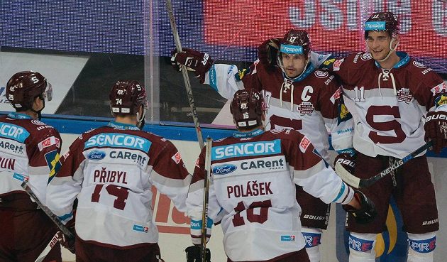Hokejisté Sparty se radují z gólu proti Zlínu. Zleva Michal Dragoun, Daniel Přibyl, Adam Polášek, střelec gólu Jaroslav Hlinka a asistující Vladimír Eminger.