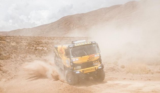 Martin Macík a jeho kamión Liaz skrytý v oblaku prachu při čtvrté etapě Rallye Dakar.