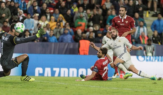 Vítězný gól Bílého baletu a první trofej v sezóně vystřelil pro Real obránce Dani Carvajal (druhý zprava).