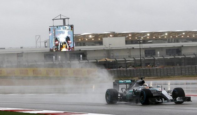 Třetí volný trénink vyhrál v sobotu v náročných podmínkách britský lídr mistrovství světa Lewis Hamilton z Mercedesu (na snímku).