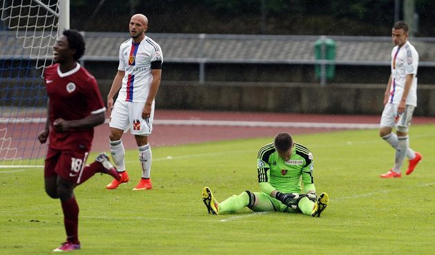 Sparťan Tiemoko Konaté (vlevo) oslavuje gól, v pozadí pokořená obrana Basileje včetně brankáře Tomáše Vaclíka.