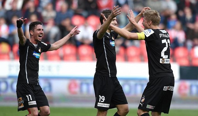 Fotbalisté Plzně (zleva) Milan Pertžela, Jan Kovařík a Václav Procházka oslavují první gól proti Slavii.