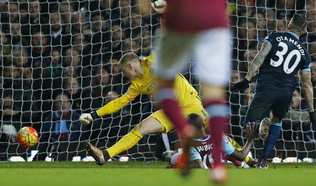 Enner Valencia z West Hamu střílí svůj druhý gól do sítě Manchesteru City v zápase 23. kola anglické Premier League.