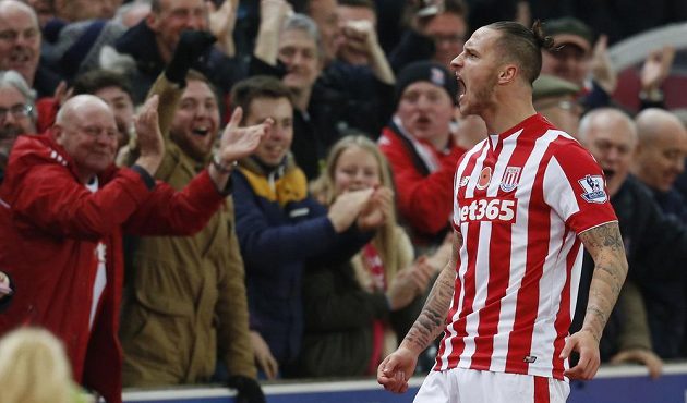Marko Arnautovic jásá po gólu, kterým poslal Stoke City do vedení v utkání s Chelsea.
