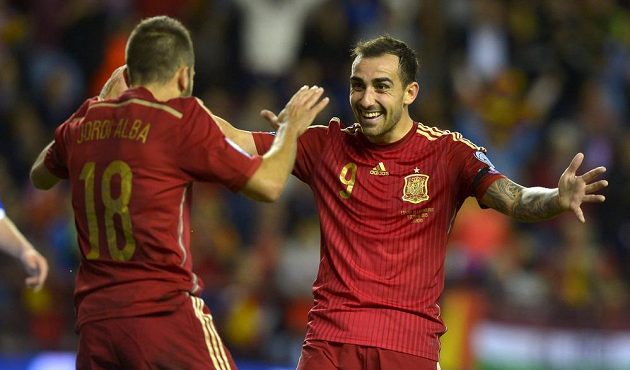 Španělé Jordi Alba (zády) a Paco Alcácer slaví vstřelený gól proti Lucembursku.