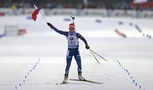 Finišmanka české biatlonové štafety Veronika Vítková dojíždí do cíle závodu v Ruhpoldingu na prvním místě.