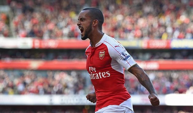 Theo Walcott z Arsenalu oslavuje vstřelený gól v sobotním utkání proti Stoke City.