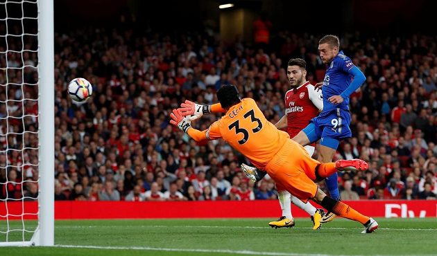 Brankář Petr Čech z Arsenalu a Jamie Vardy, který proměňuje spoluhráčův centr v gól Leicesteru.