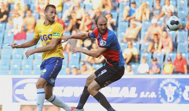 Teplický stoper Michael Lüftner nebezpečně pálí na plzeňskou branku. Obránce Roman Hubník (vpravo) už nestihl zasáhnout.