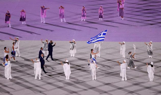 Řecká výprava nastupuje tradičně jako první během zahajovacího ceremoniálu LOH 2021 v Tokiu.