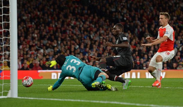 Petr Čech (vlevo) v bráně Arsenalu zachraňuje před liverpoolským Christianem Bentekeem. Vpravo Nacho Monreal.