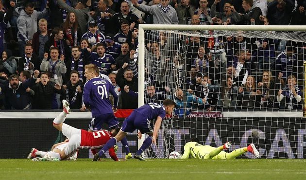 Leander Dendoncker (druhý zprava) jedinou přímou střelou na branku Manchesteru United rozhodl o remíze Anderlechtu s anglickým gigantem.