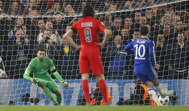 Eden Hazard z Chelsea proměňuje penaltu v prodloužení odvetné bitvy osmifinále Ligy mistrů proti Paris St. Germain. Vítězný gól to nakonec nebyl.