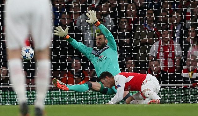 Mesut Özil z Arsenalu hlavou překonává Eduarda v bráně Dinama Záhřeb v utkání LM.