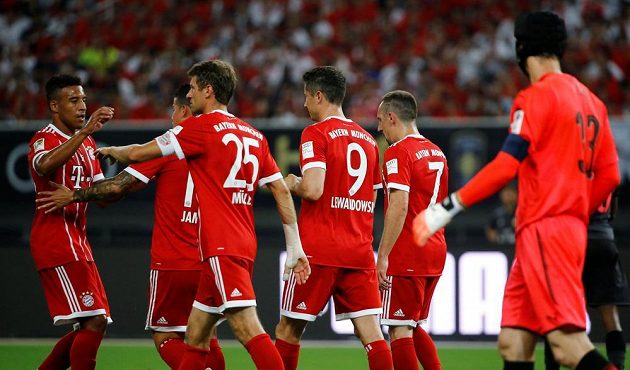 Překonaný Petr Čech smutně sleduje radost hráčů Bayernu po penaltě, kterou proměnil Robert Lewandowski.