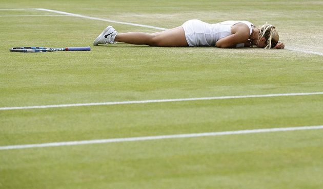 Radost Dominiky Cibulkové po vítězství nad Polkou Agnieszkou Radwaňskou v osmifinále Wimbledonu.