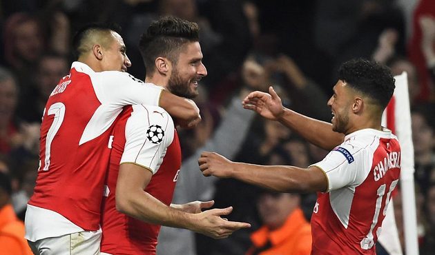 Olivier Giroud a jeho spoluhráči z Arsenalu Alexis Sánchez a Alex Oxlade Chamberlain slaví vedoucí gól francouzského útočníka nad Bayernem.
