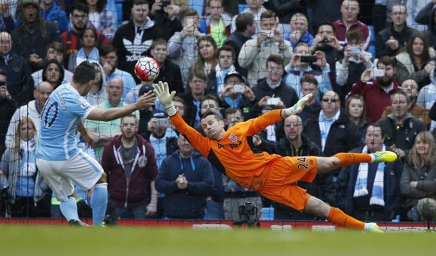Sergio Agüero z Manchesteru City dává gól z penalty. Brankář Stoke City Shay Given se natahoval marně.