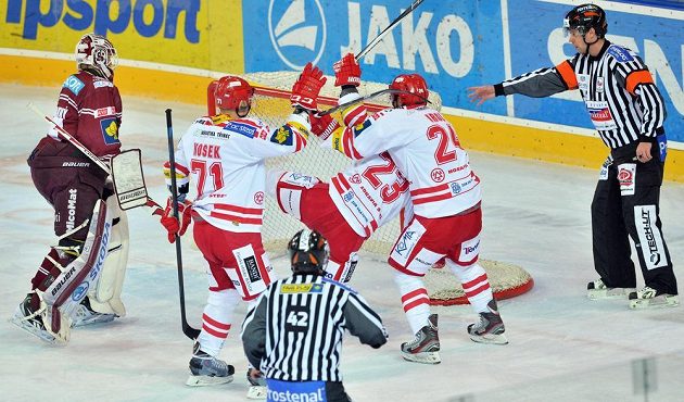 Třinečtí hokejisté v bílém (zleva) David Nosek, Jiří Polanský a Zbyněk Irgl se radují z úvodního gólu, vlevo brankář Filip Novotný ze Sparty.