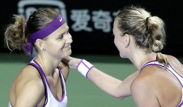 Lucie Šafářová (vlevo) a Petra Kvitová po konci vzájemného zápasu na Turnaji mistryň.